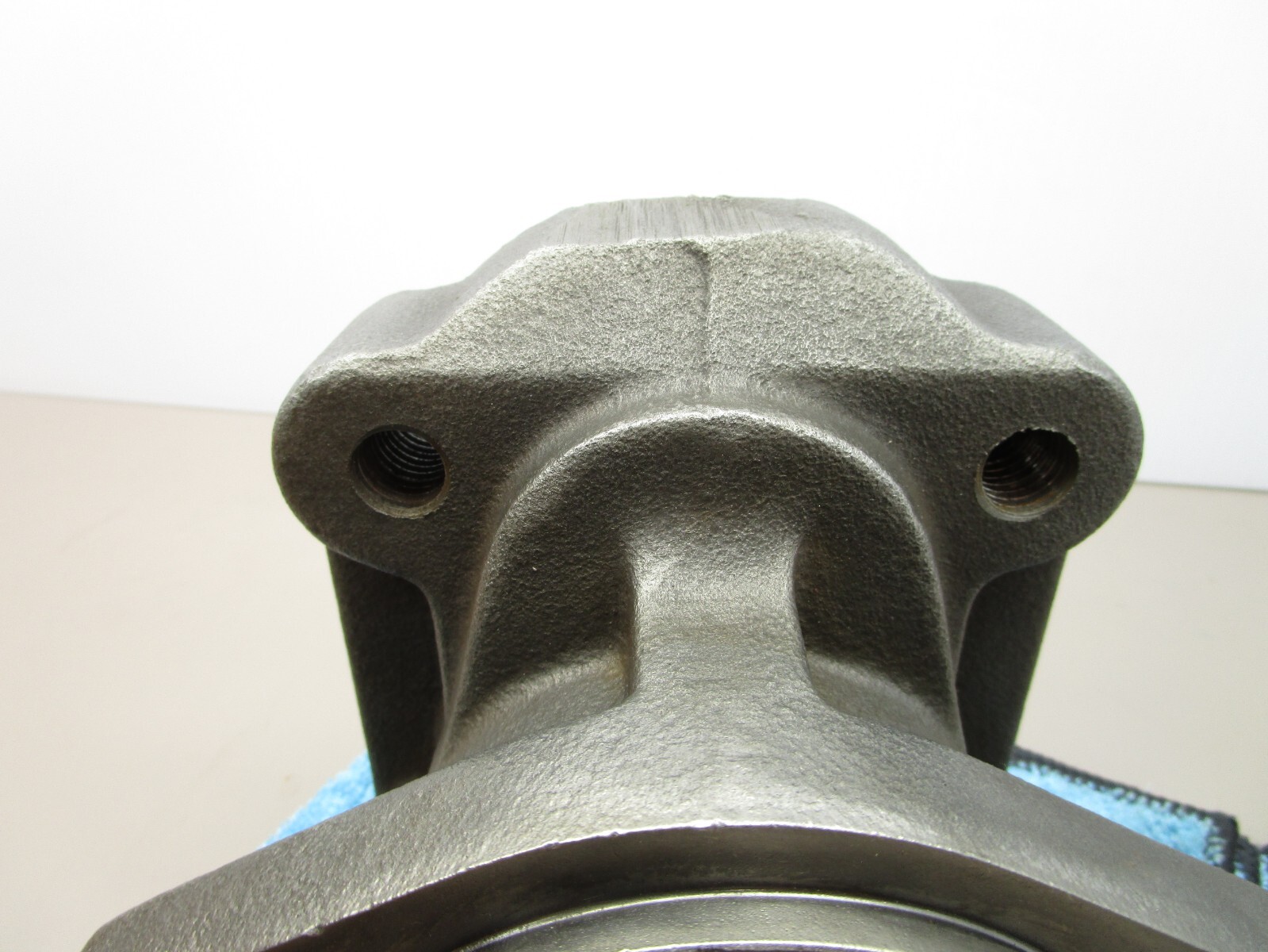 Commercial P25 P37 Hydraulic Pump Tapered Bearing Front Cover Housing 2-Bolt