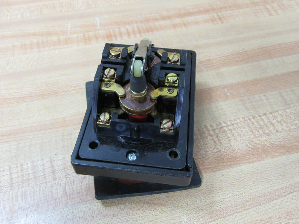 Rees 01968-032 Plunger Switch 01968032