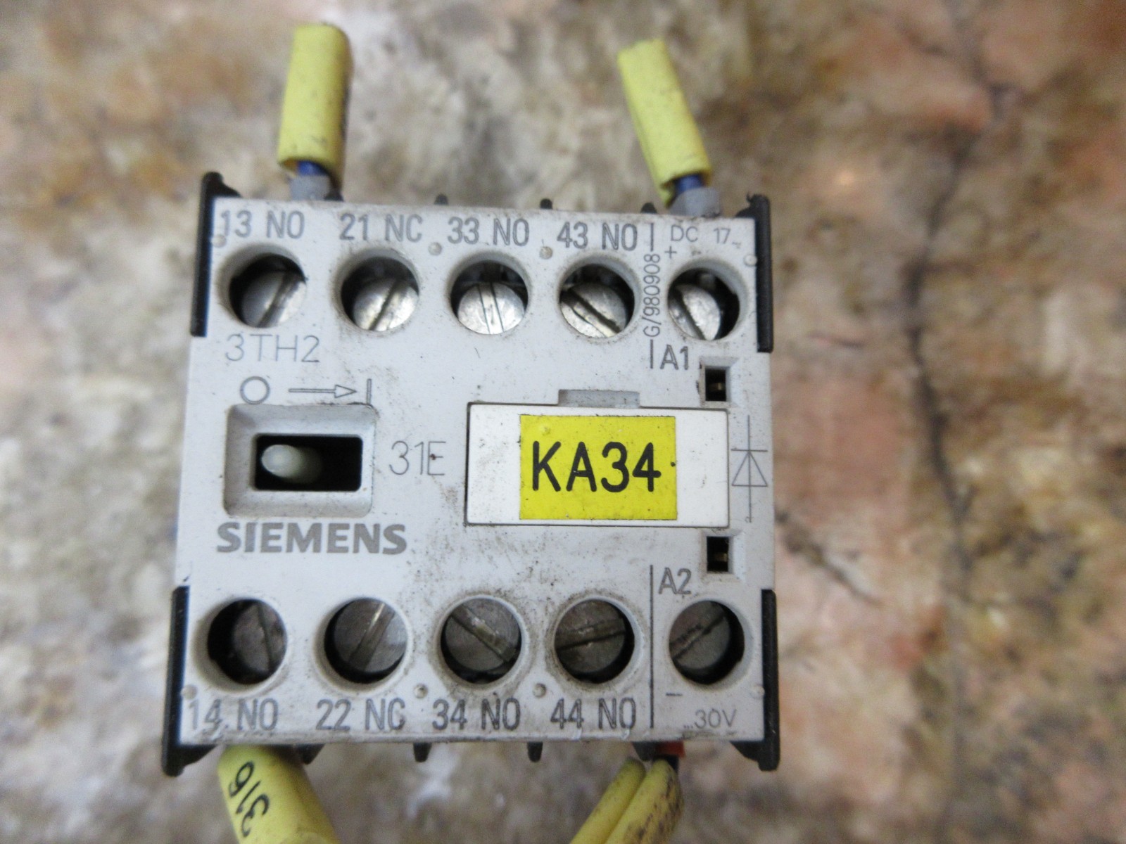 OKUMA ES-V4020 SIEMENS 3TH2031-OJB4 0JB4 CONTACTOR