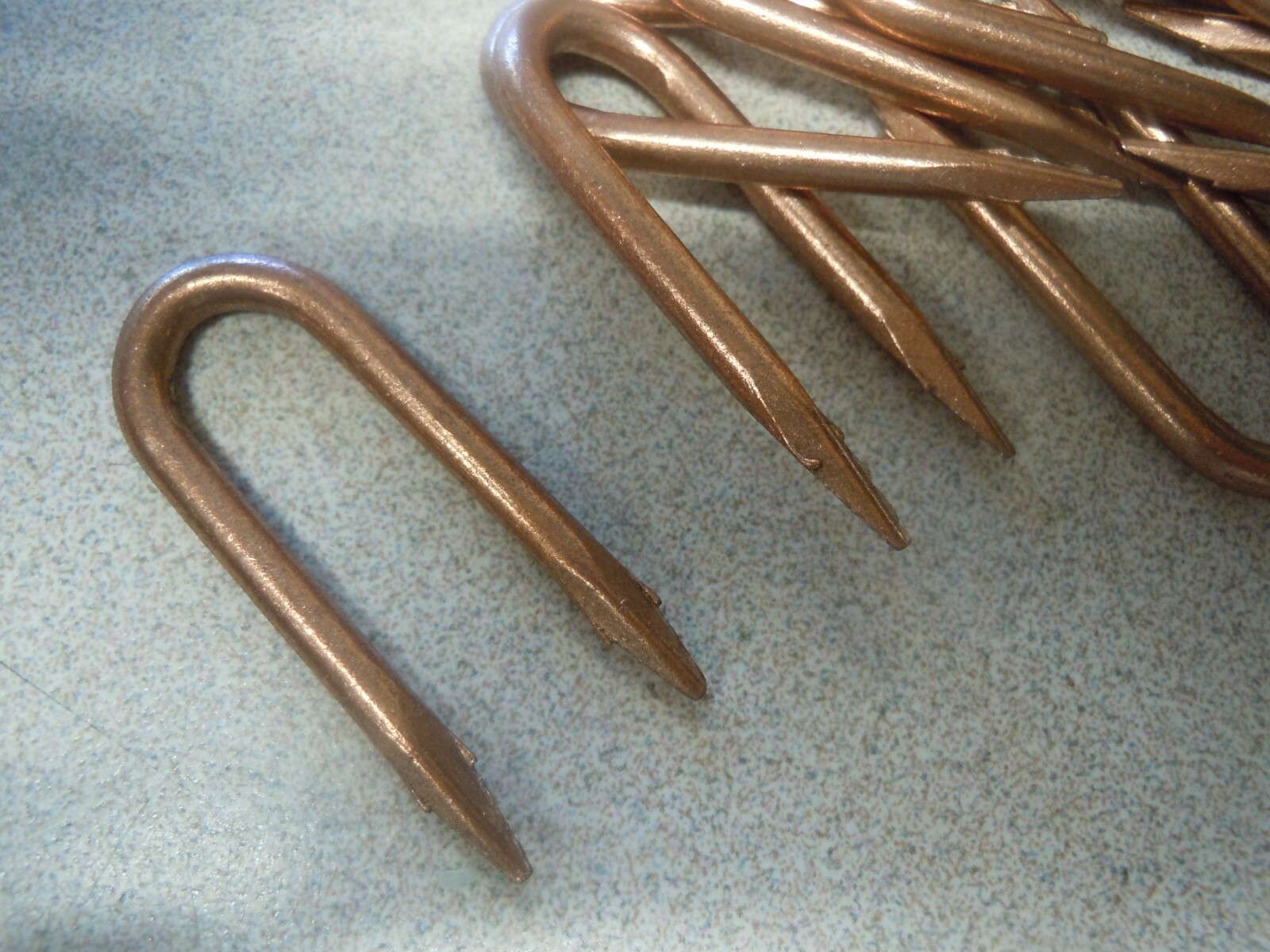 500 HUBBEL 9153 COPPER WIRE STAPLE 3/8″ 1-3/4″ copper C round point staple