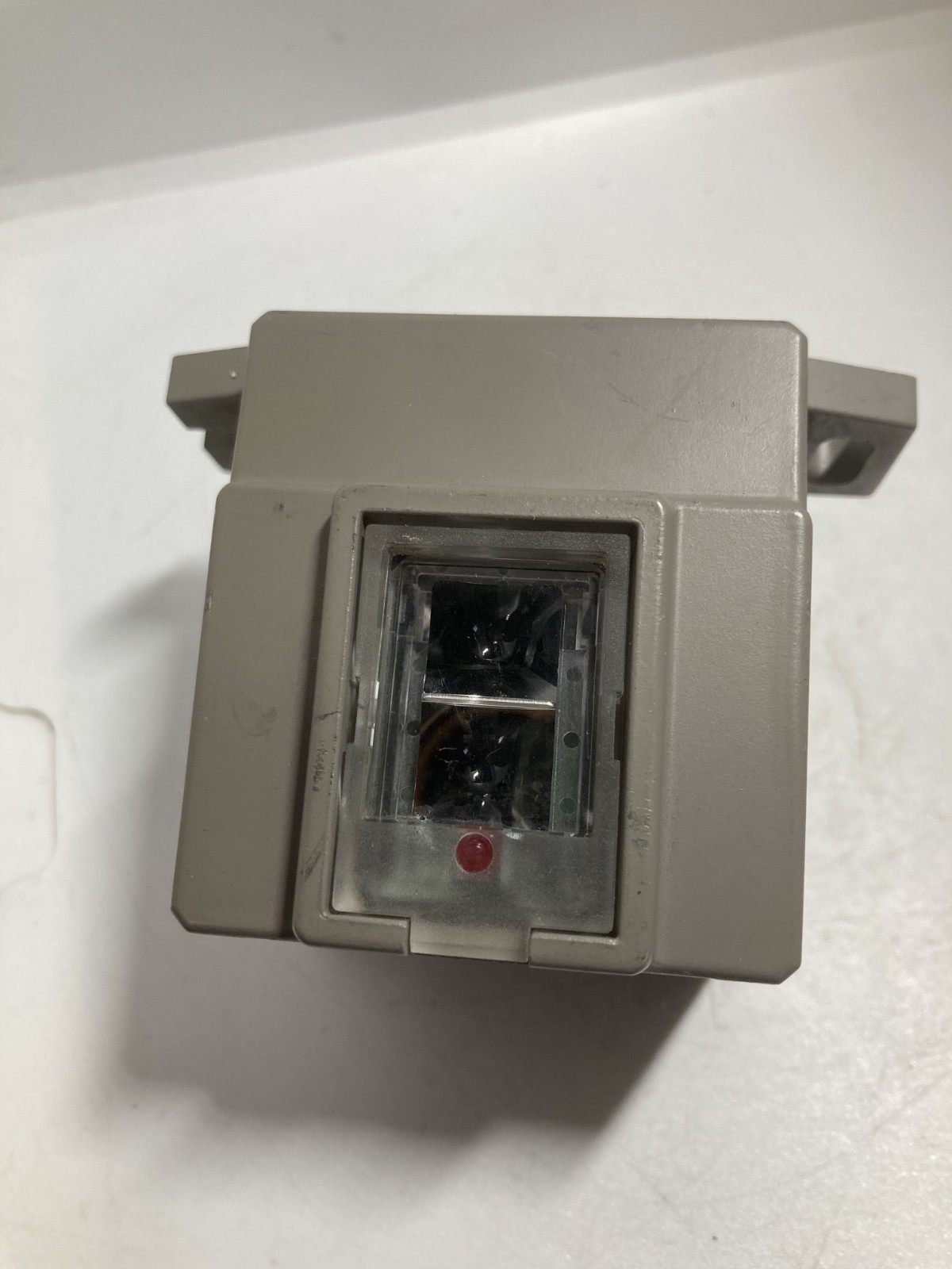 OMRON E3D-R3M4T PHOTOELECTRIC SWITCH 24-240VAC 12-240VDC