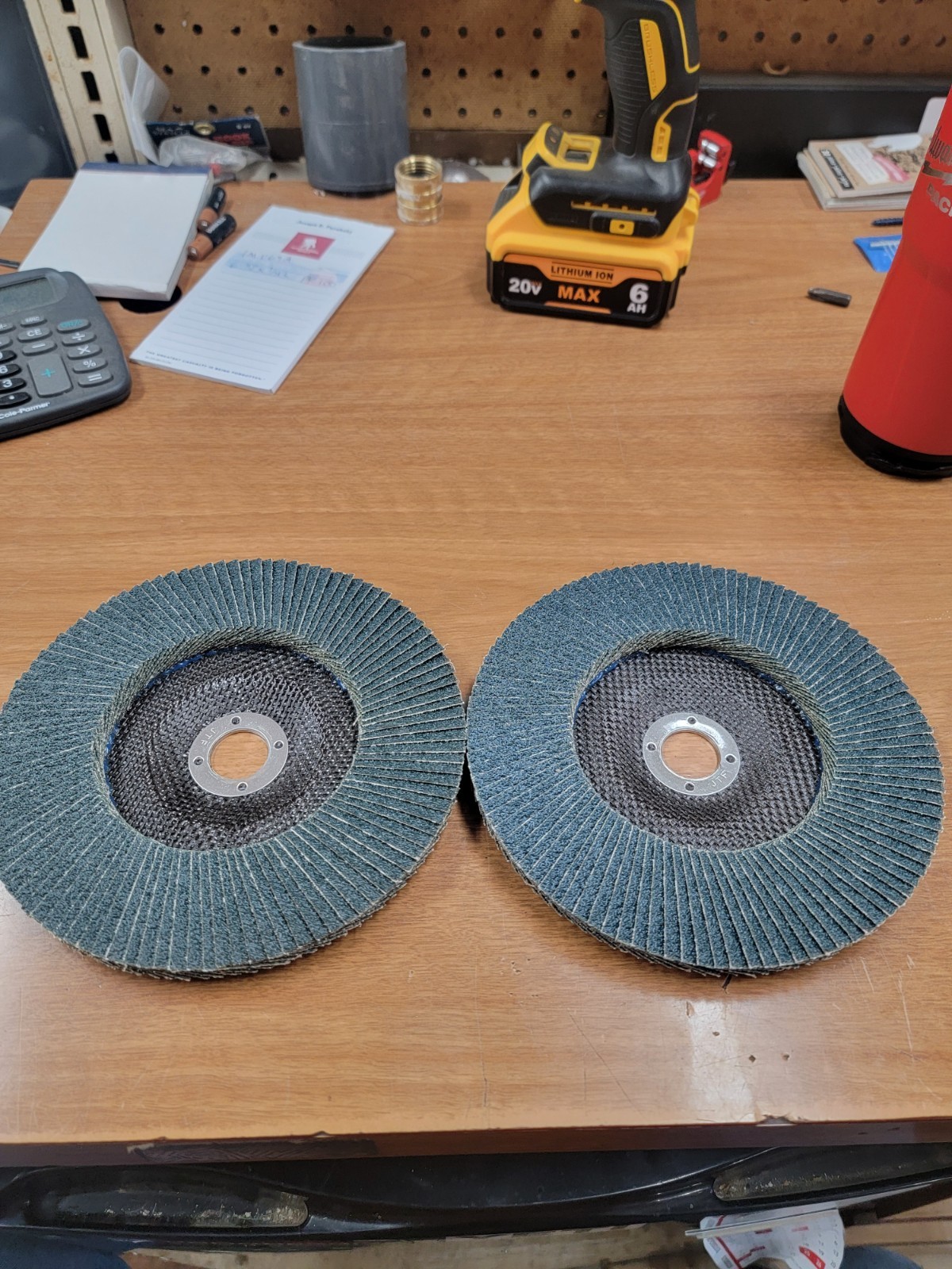 Weiler 50823 Big Cat 7″ 40 Grit Abrasive Flap Disc Type 27 Zirconia Alum, 2pk