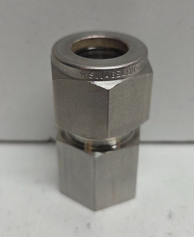 NEW NO BOX! SWAGELOK 1/2″ TUBE OD X 1/4″ FNPT STAINLESS CONNECTOR SS-810-7-4