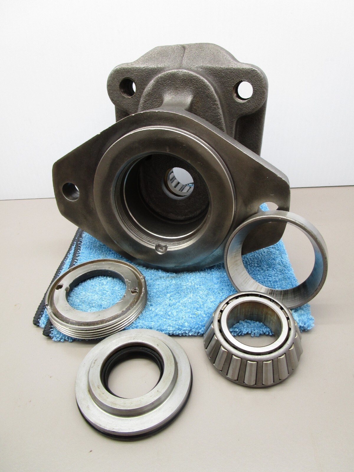 Commercial P25 P37 Hydraulic Pump Tapered Bearing Front Cover Housing 2-Bolt