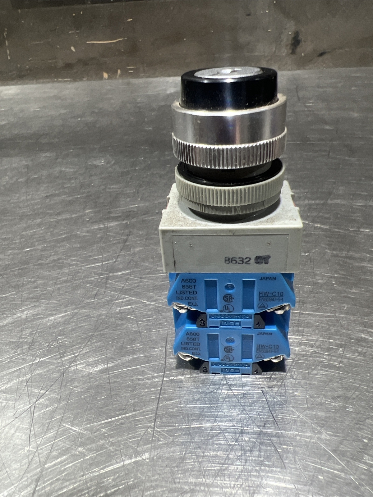 Nos Surplus IZUMI 2-POSITION KEYED SELECTOR SWITCH 41-10569. No Key