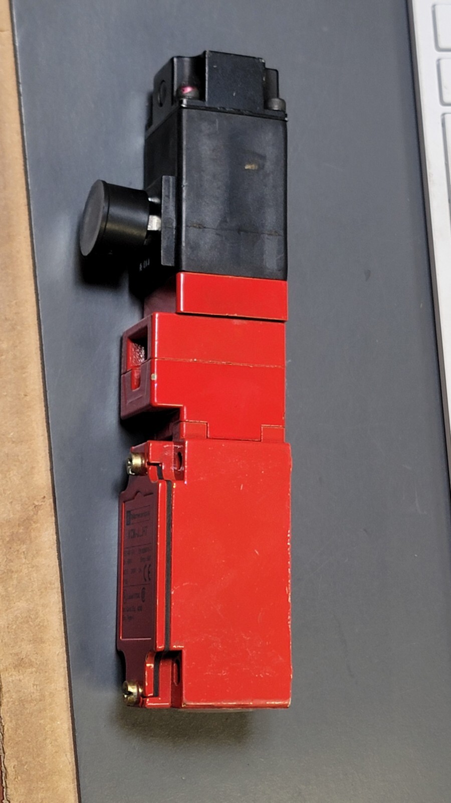 Telemecanique XCK-J5962F0/XCK-J…H7 Limit Switch 110V Coil NOS NO KEY LOC T1