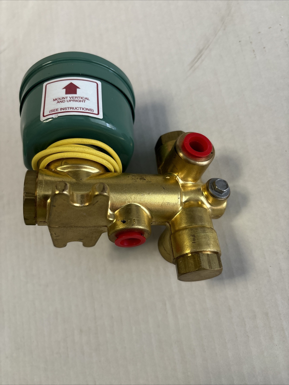 ASCO , EF8300D061F , SOLENOID VALVE, 1/4″ FNPT , New In An Open Box NOS.