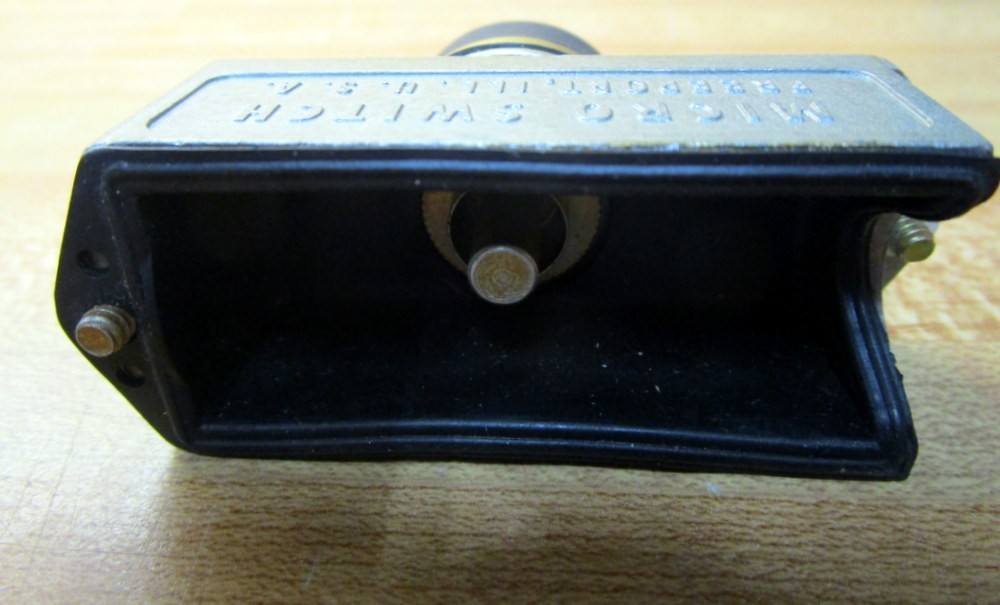 Honeywell 8PA56-E6 Snap Action Switch Cover W/Plunger 15403 W/Cover & Plunger On