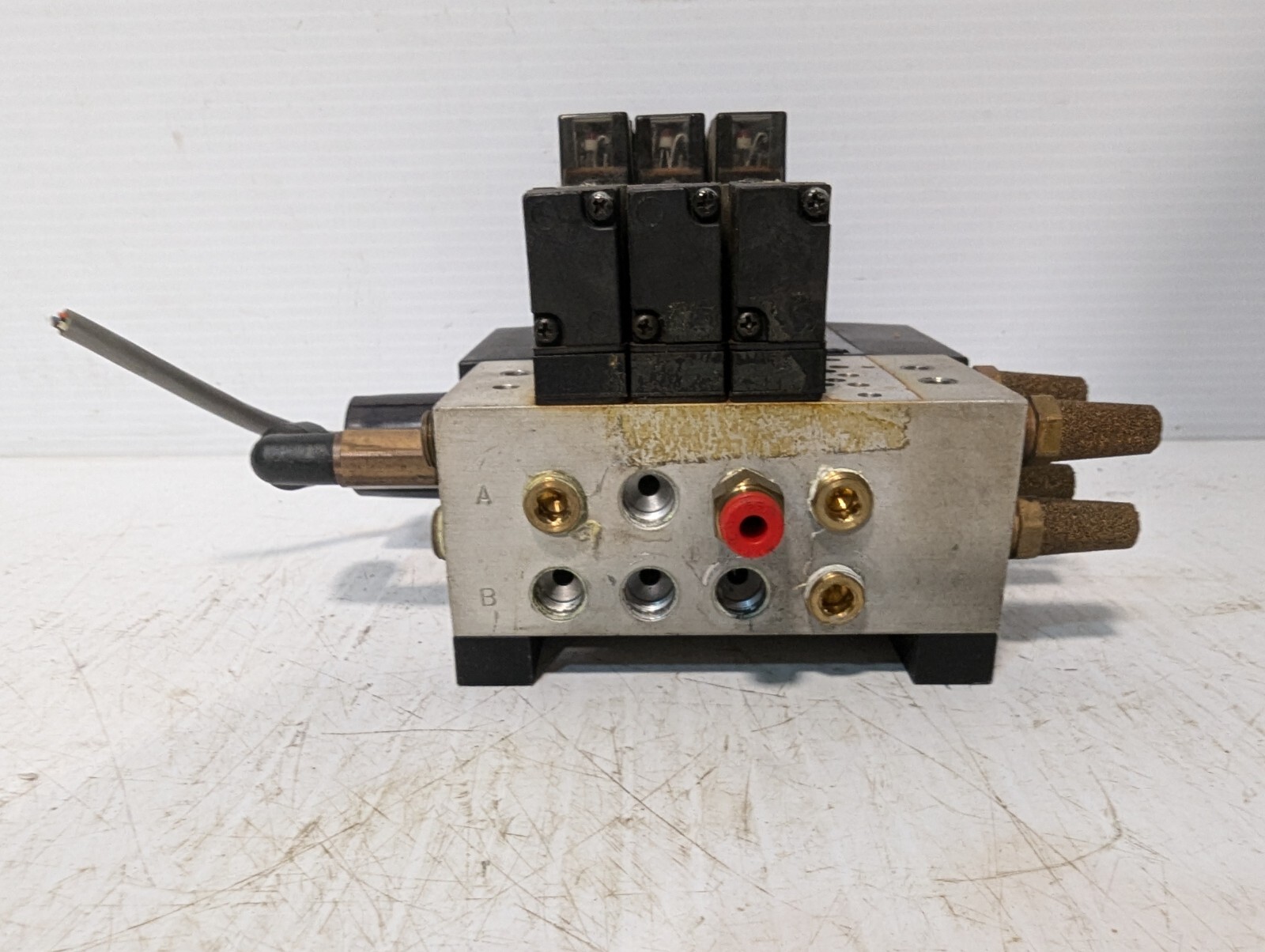 Taiyo Manifold Block w/ 3 SRS1-8S DC24V Solenoid Valves