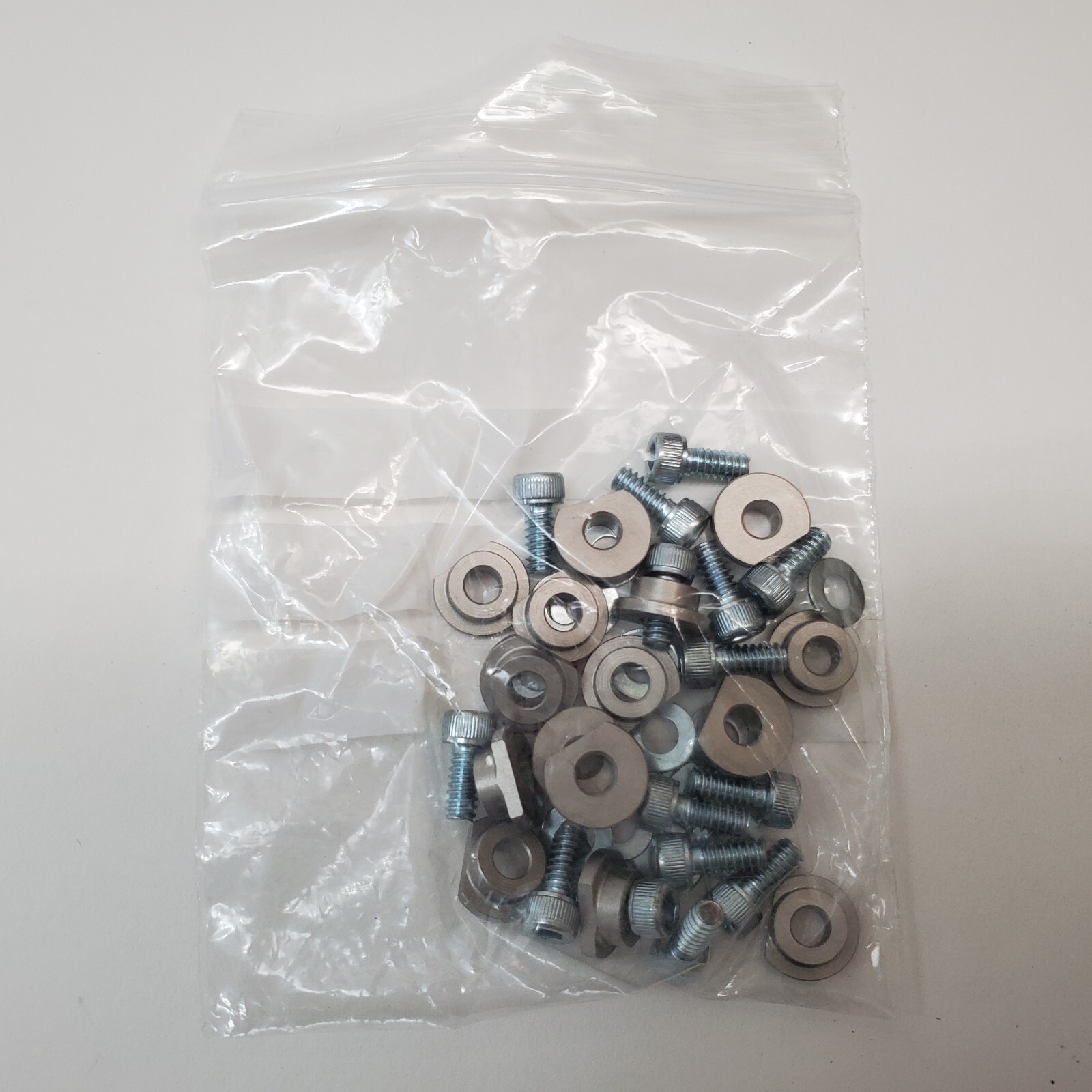NEW OPEN BOX Thorlabs AMA010 – Cleats with 6-32 Locking Screws, Qty. 15