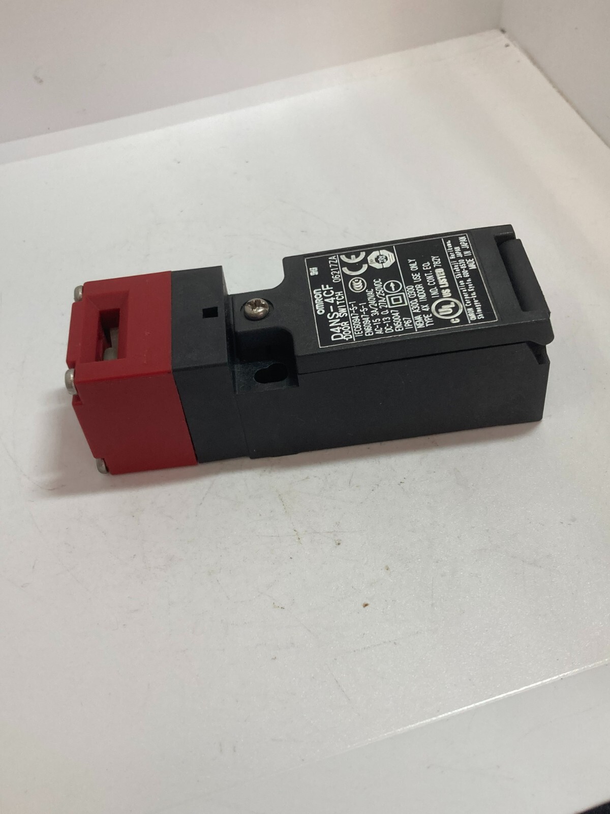 OMRON D4NS-4CF SAFETY DOOR SWITCH 3A 240VAC TYPE 4X INDOOR USE ONLY NNB