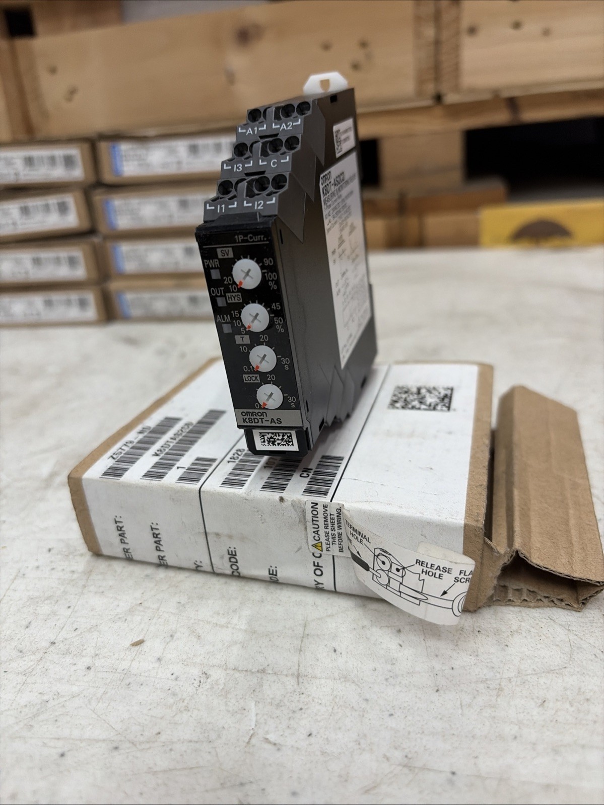 Omron, K8DT-AS2CD, Measuring Monitoring Relay 24VAC/DC Current Voltage