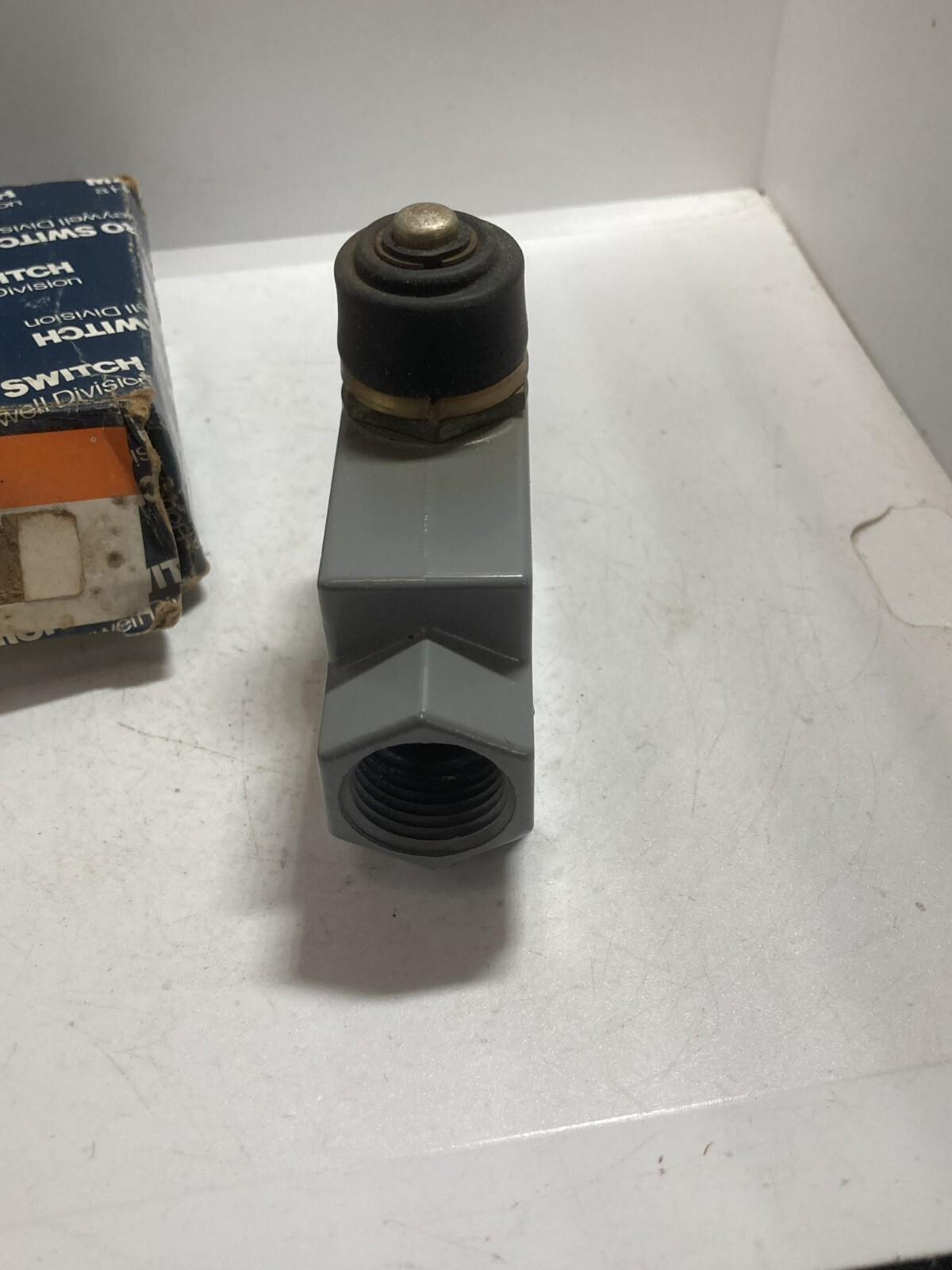 HONEYWELL BZE6-2RN LIMIT SWITCH PLUNGER 15A 125-480VAC 2A 600VAC NIB