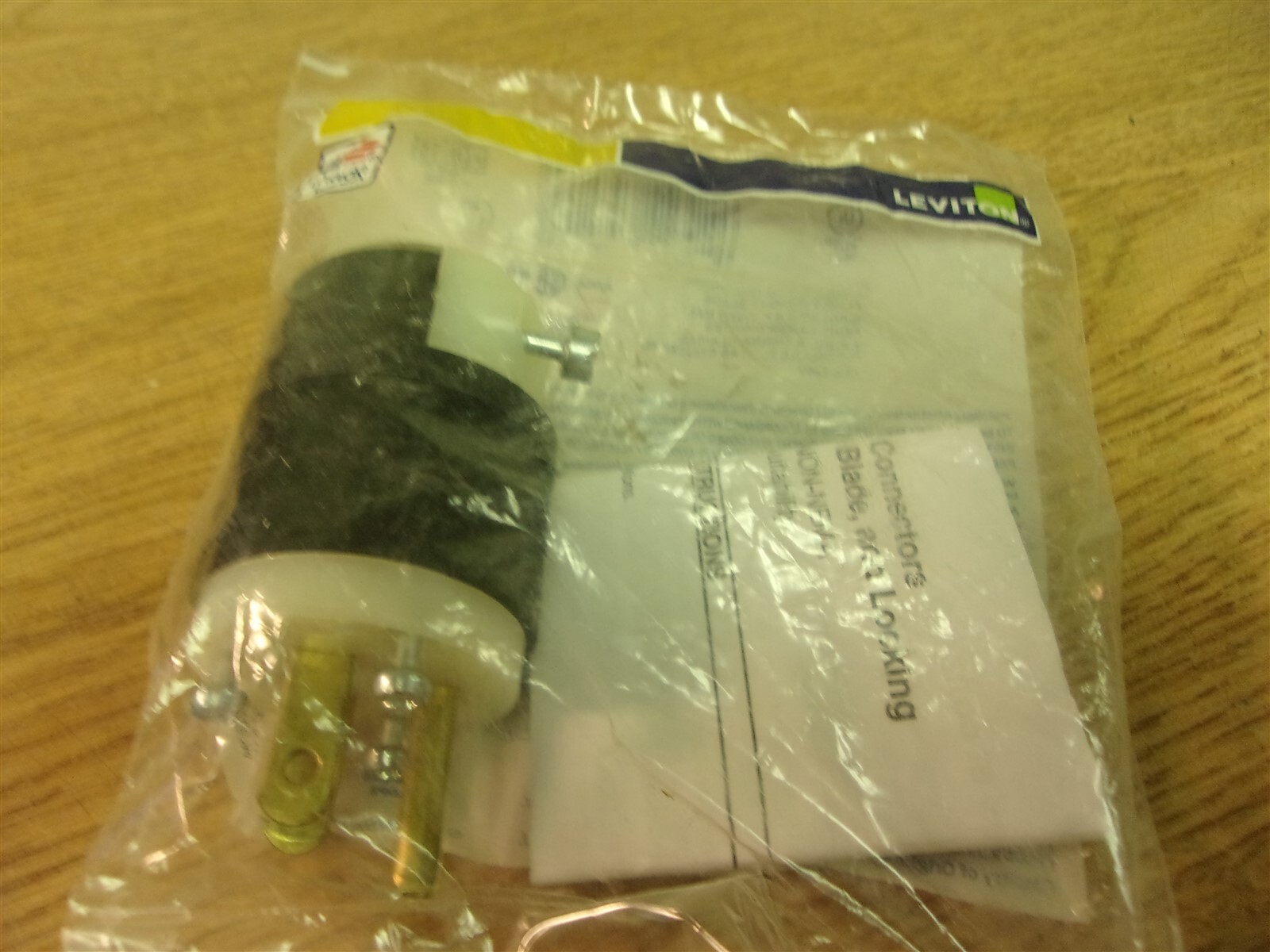 NEW Leviton 2 pole3 wire Grounding Plug Straight Blade 171-5266-C*FREE SHIPPING*