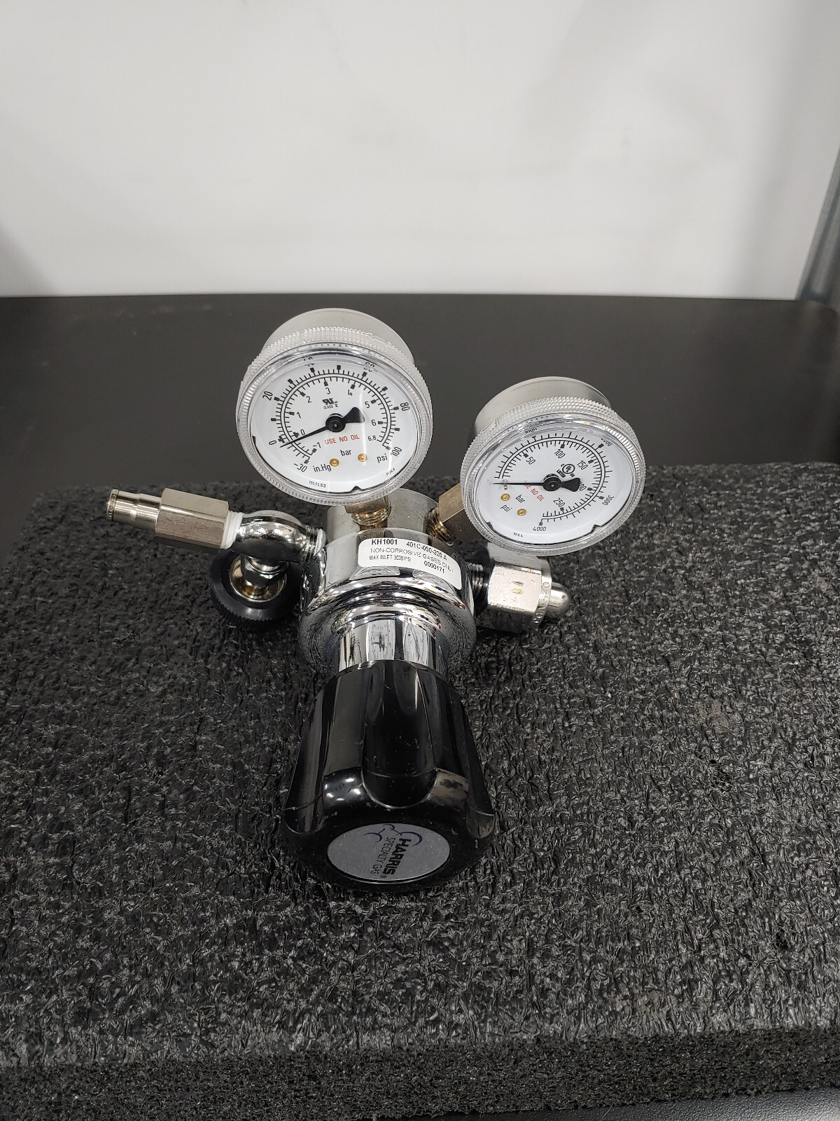 HARRIS SPECIALTY GAS KH1001 401C-050-320 Single Stage Regulator