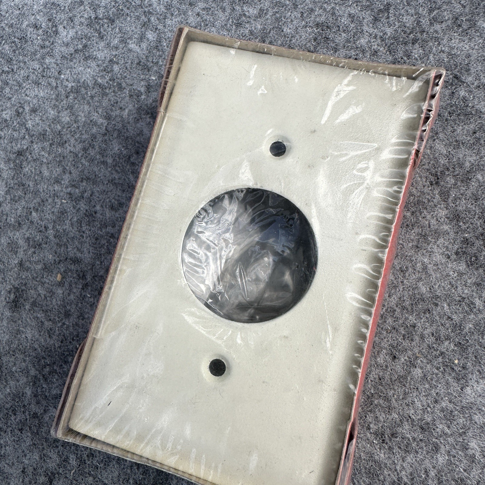 Wiremold V3027AE Single Receptacle Electric Plate Ivory Sealed Legrand New