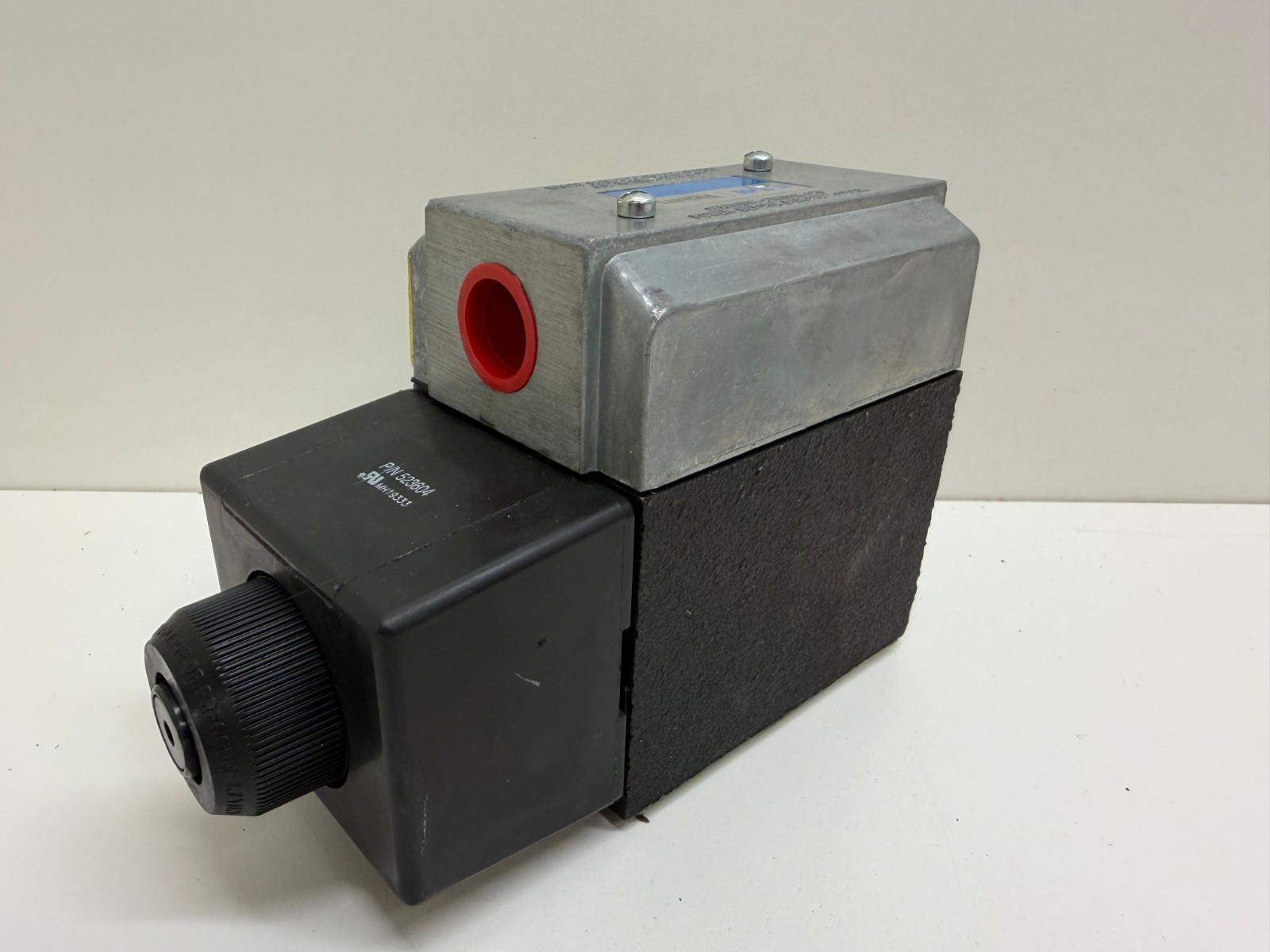 NEW OLD STOCK! EATON VICKERS DIRECTIONAL VALVE 02-304826 DG4S4W-019A-BB-60-S547