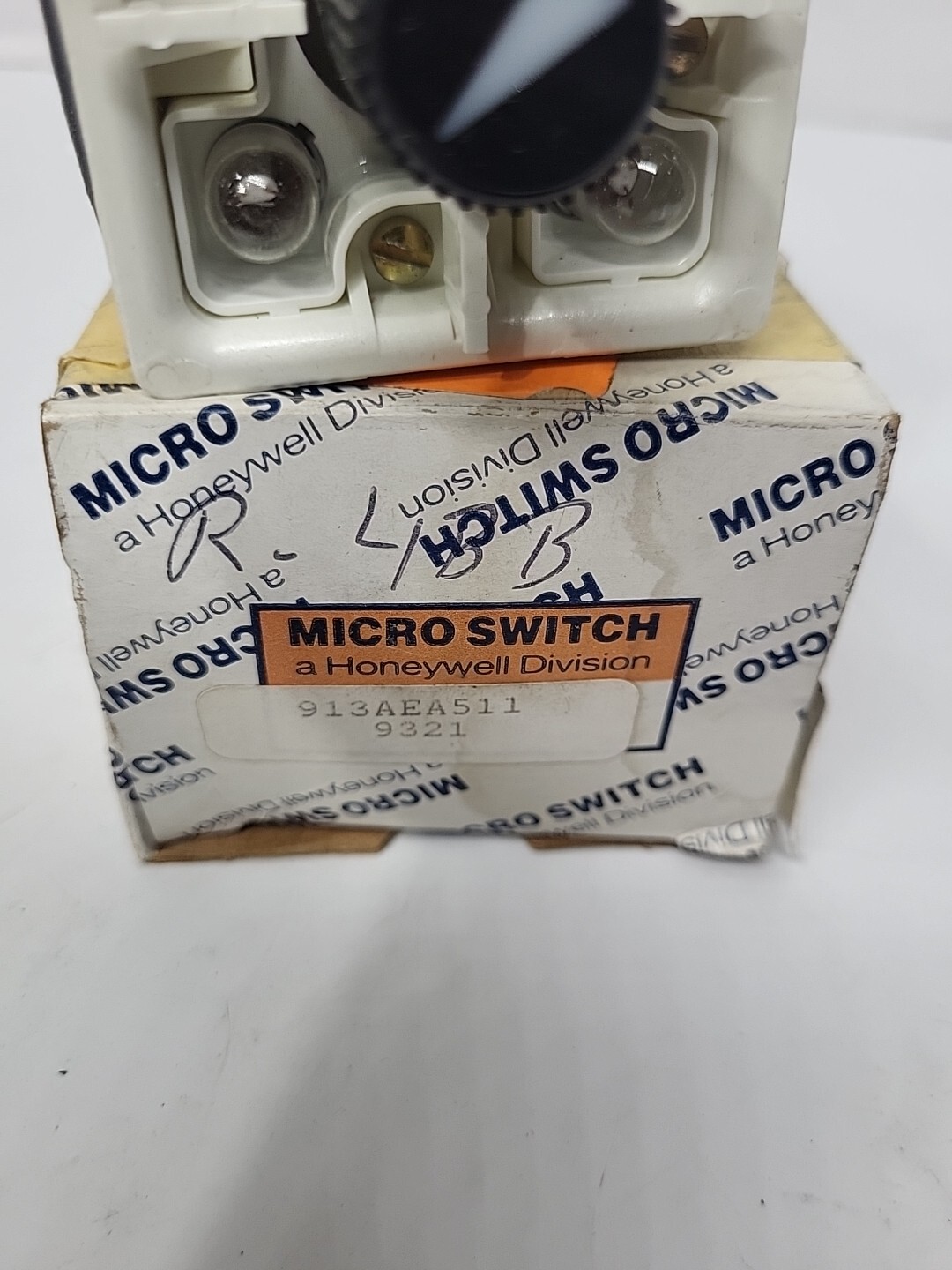 NEW HONEYWELL MICRO SWITCH 120 VAC OPERATING INDICATOR 913AEA511