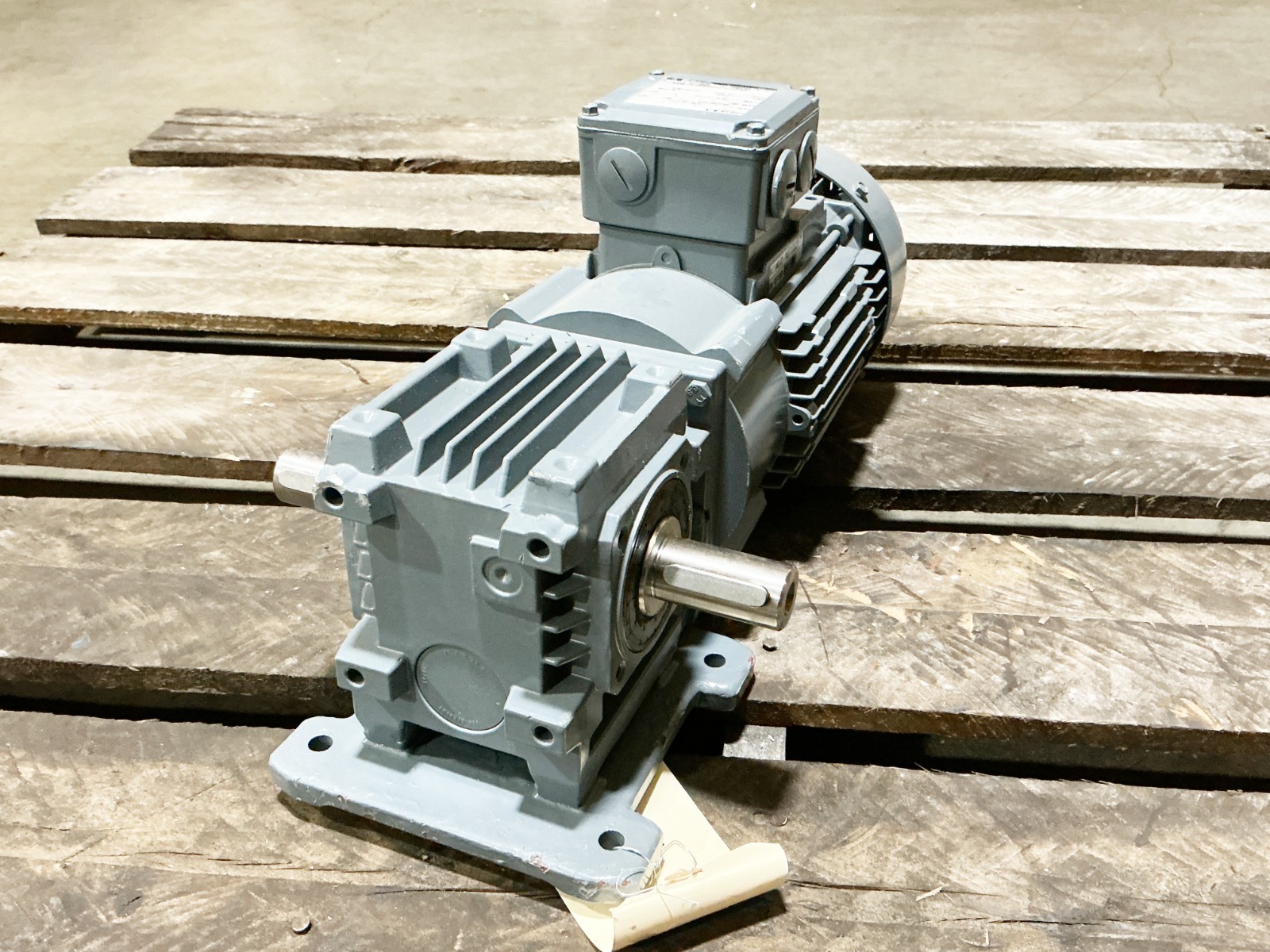 New Bauer 10713329-1 Gear Motor BS06-13U/DPE08XB4-TF-ZW/C3 575V 163RPM Output