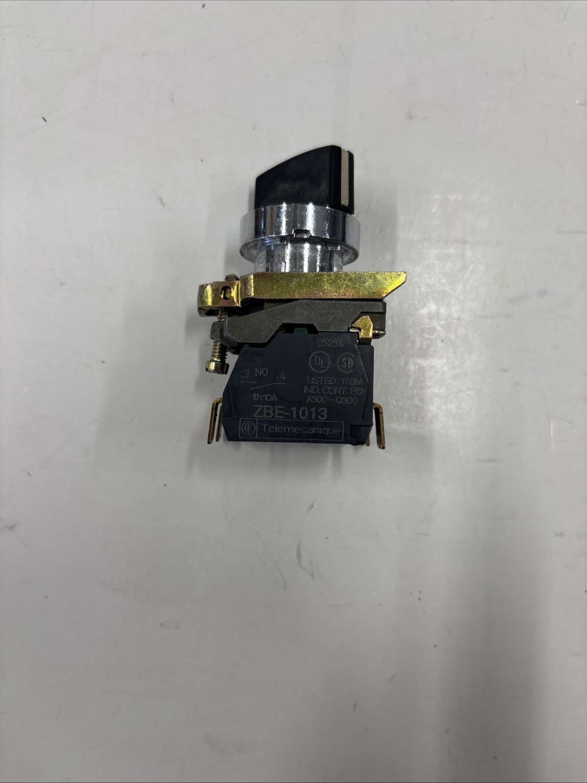 Telemecanique Schneider ZB4 BD3 3 Pos. Sel. Switch W/ XB4B W/ 2 ZBE-1013 N.O.