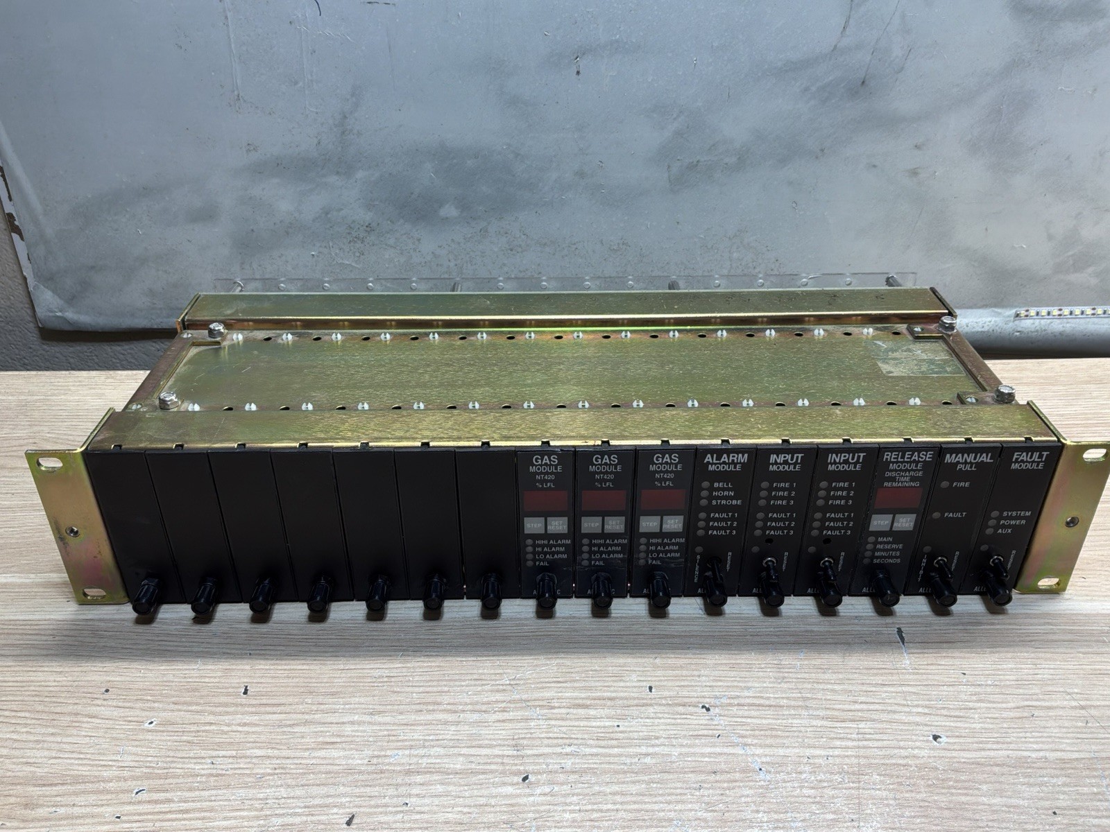 COMPLETE ALLESTEC 800-1690 16-SLOT FIRE ALARM CONTROL UNIT RACK/JUA3401