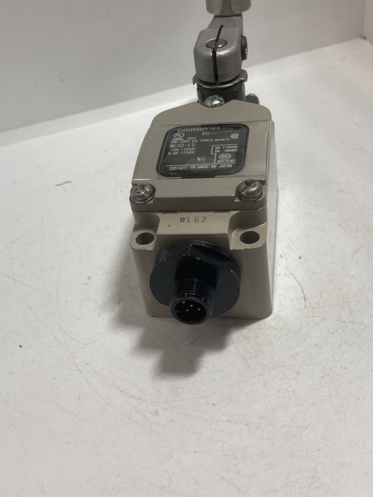 OMRON WLG2-LD LIMIT SWITCH 10A-115VAC 0.8A-115VDC NC/NO ROLLER LEVER NNB