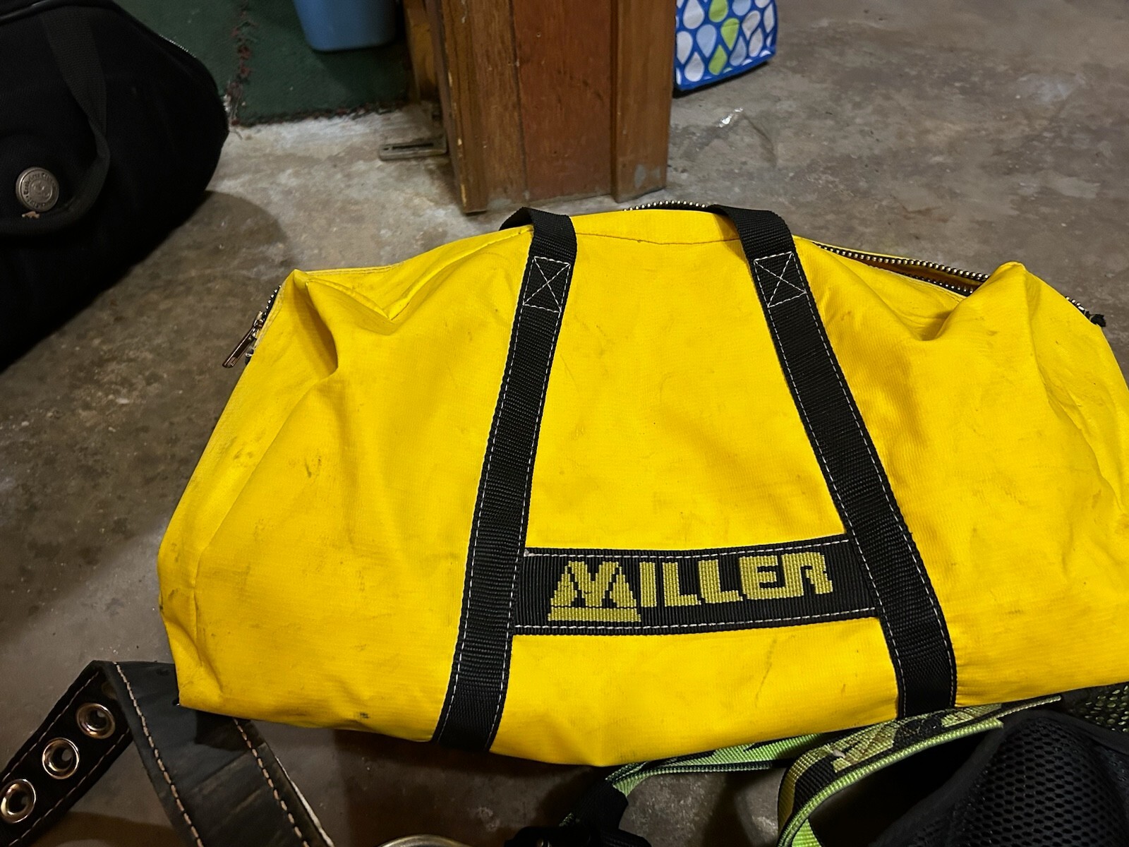 2 Miller MFL1Z76FT Personal Fall Limiter – Red and 1 Honeywell full body harness