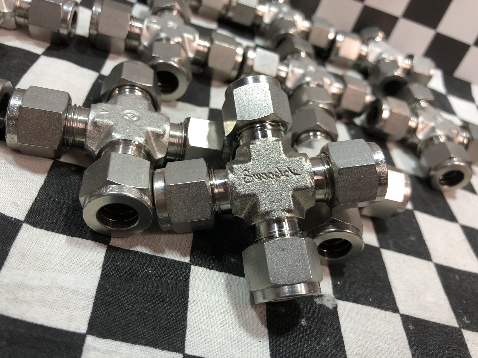 Lot Of 11 SWAGELOK SS-600-4, Union Cross 3/8″ TUBING, SHIPSAMEDAY#1373D9