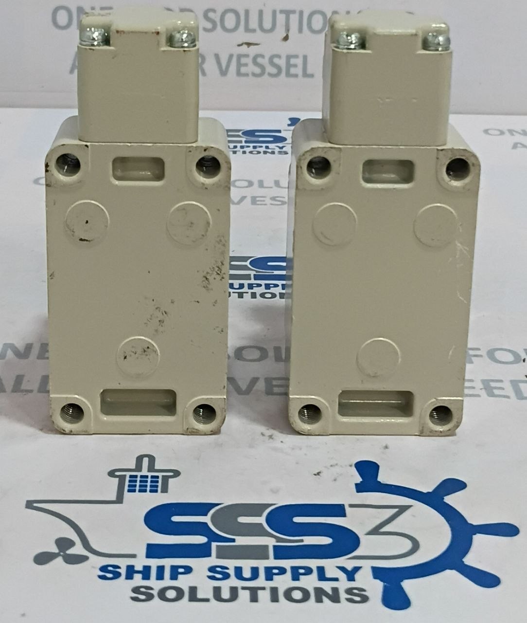 Azbil 1LS19-J Limit Switch with Roller Lever 3A 240VAC AC-15, 0.4A 30VDC DC-12