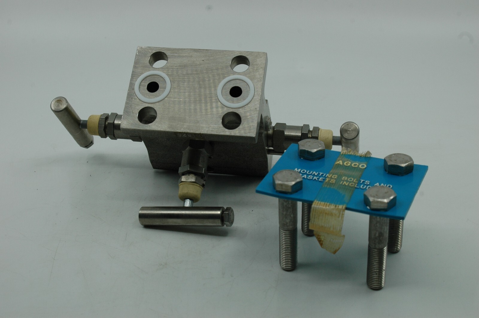 ANDERSON GREENWOOD 3 VALVE MANIFOLD FOR ROSEMOUNT 3051 DP TRANSMITTER, -SURPLUS-