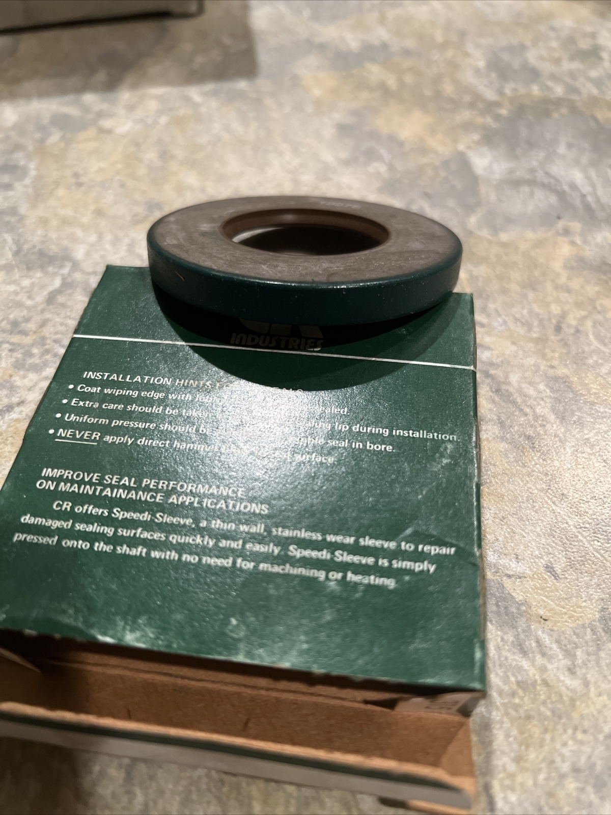 OIL SEAL CR 13976 CRW1 V (35X68X8) CHICAGO RAWHIDE , Free Shipping !