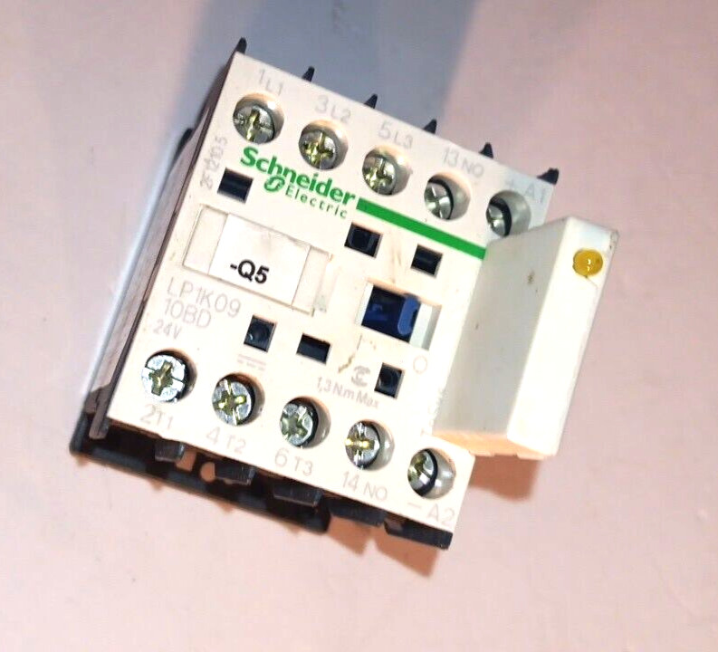 Schneider LP1-K09-10BD Contactor, 24vDC Coil, w/ LA4KE1B Surge Suppressor