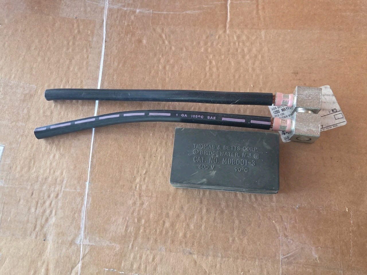 THOMAS & BETTS MDB00T-3 600 V Motor Disconnect Insulator