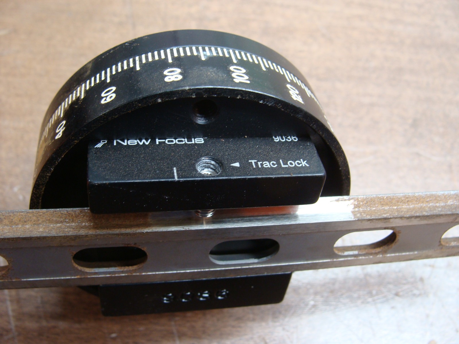 NEW FOCUS MODEL 9038 PINT-SIZED EZ TRAC MANUAL ROTARY STAGE W/SCALE RING