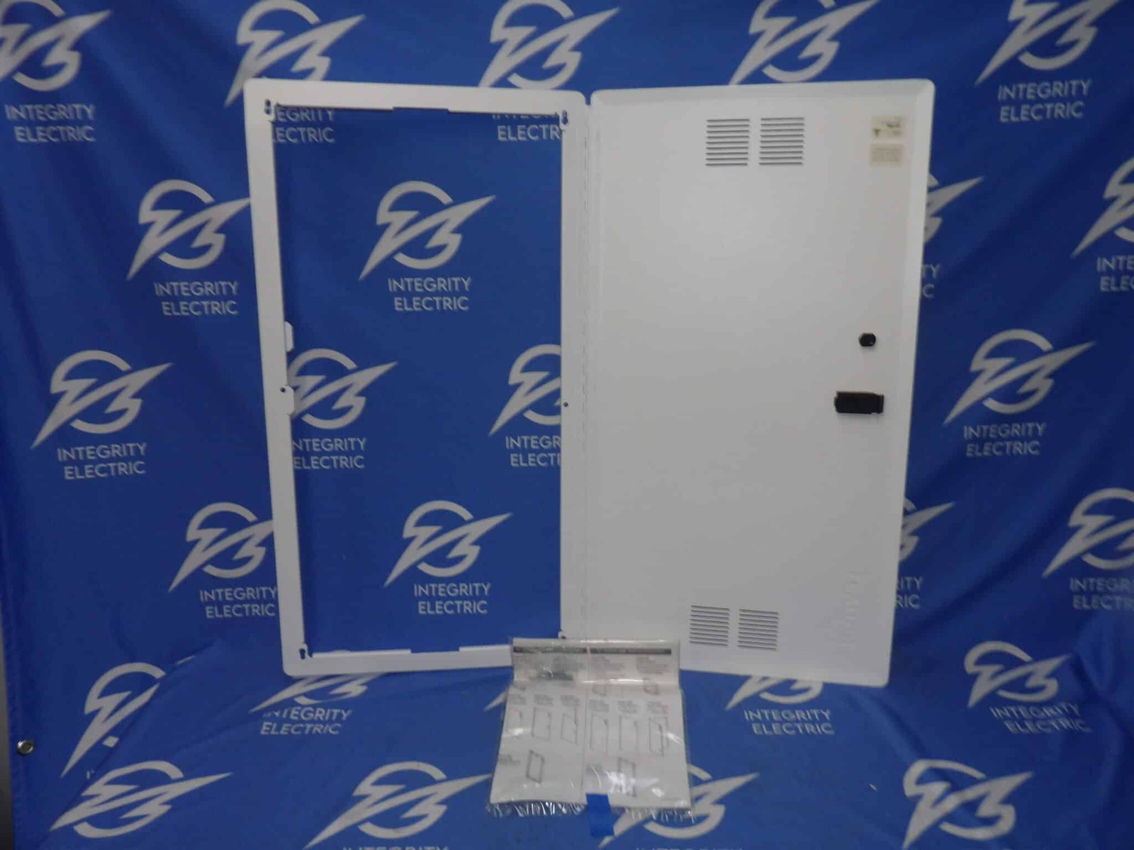 NIB Leviton 47605-28S 28″ Vented Hinged Door + 1 Year Warranty