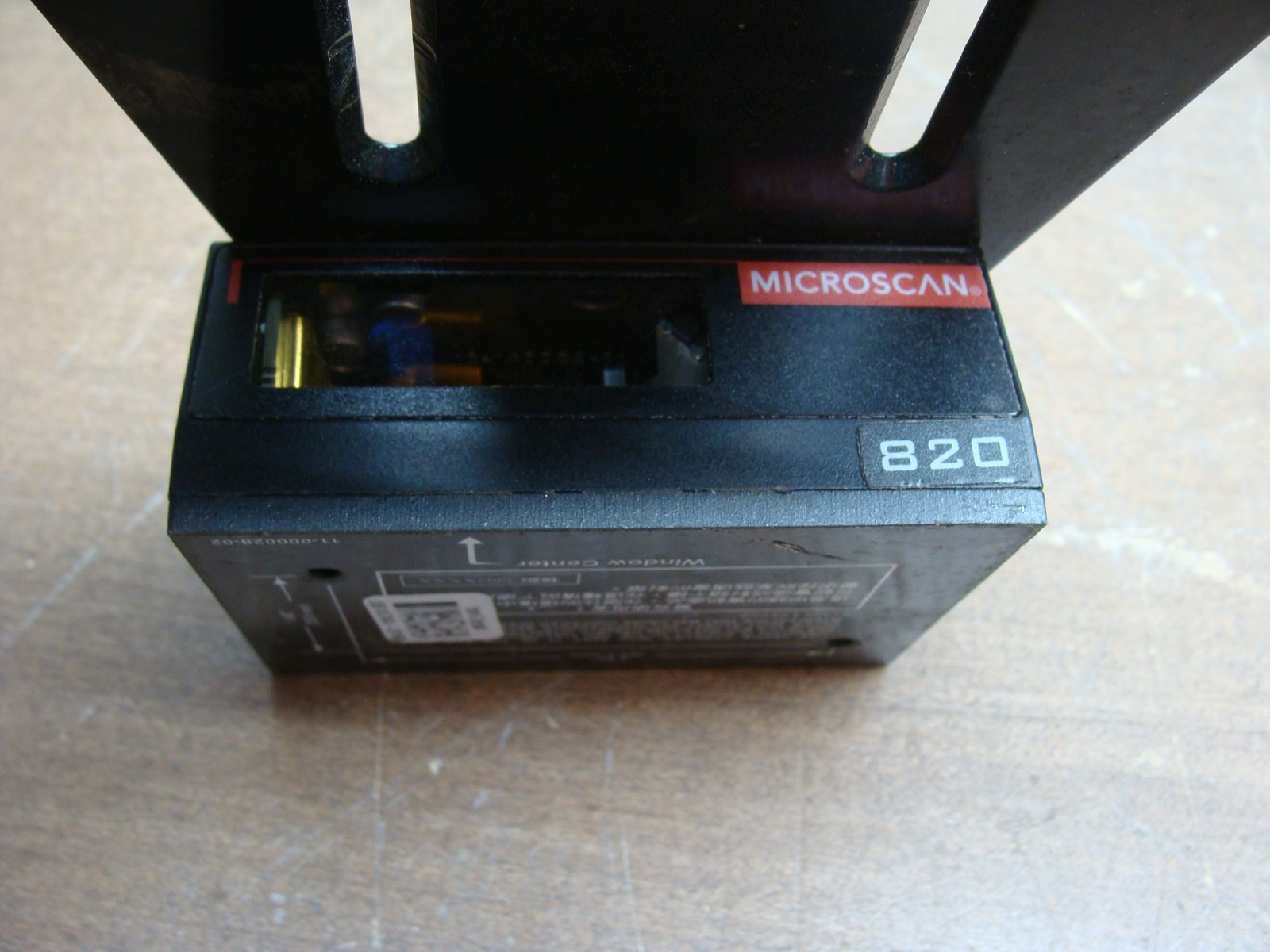 MICROSCAN 820 INDUSTRIAL BARCODE SCANNER FIS-0820-0003G W/POSITIONING BRACKET