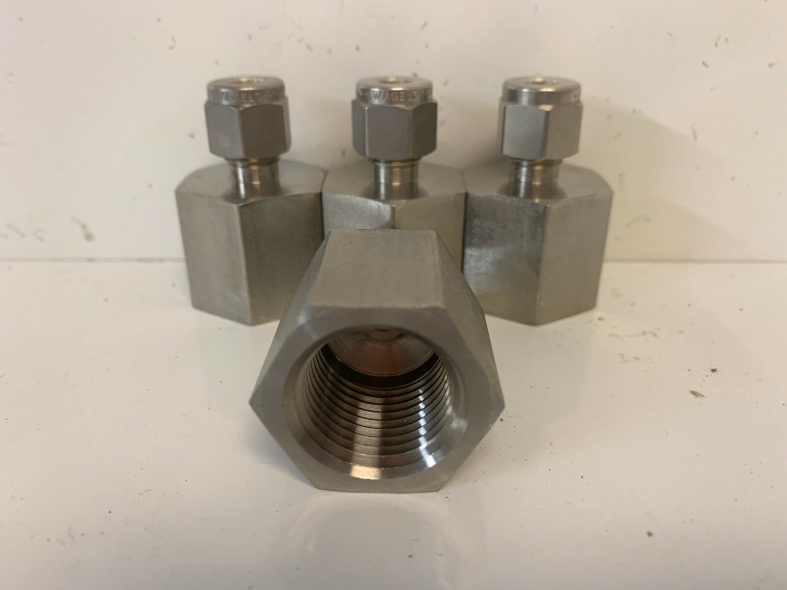 QTY (4) NEW GENUINE! SWAGELOK 1/4″TUBE X 1/2″FNPT SS UNION FITTINGS SS-400-7-8