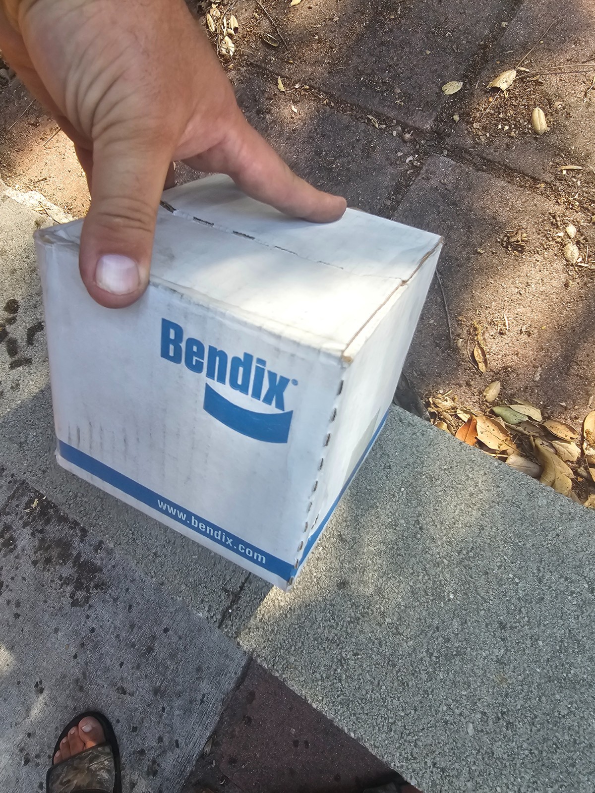 Genuine OEM Original Bendix 103009N Air Brake Relay Valve R-12 With Bracket -New