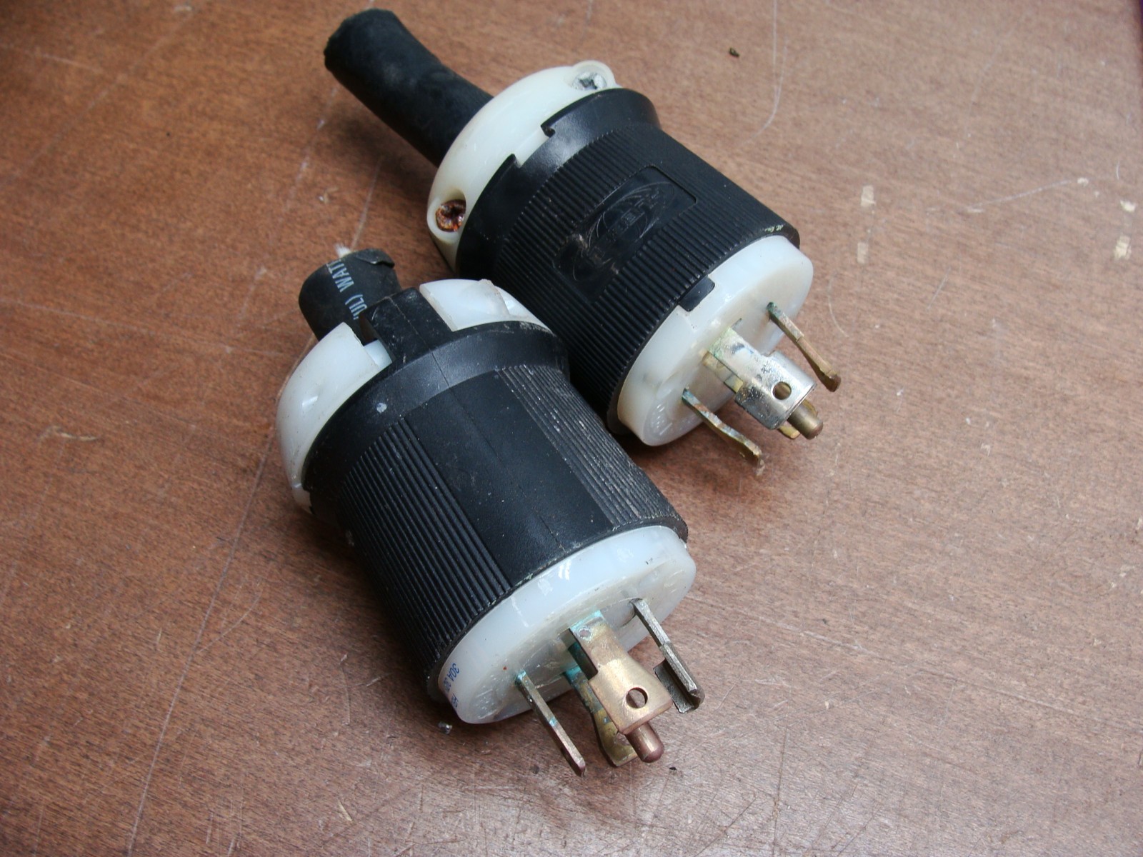 LOT OF 2 HUBBELL TWIST-LOCK PLUGS HBL2811 120/208VAC 30A 3ØY