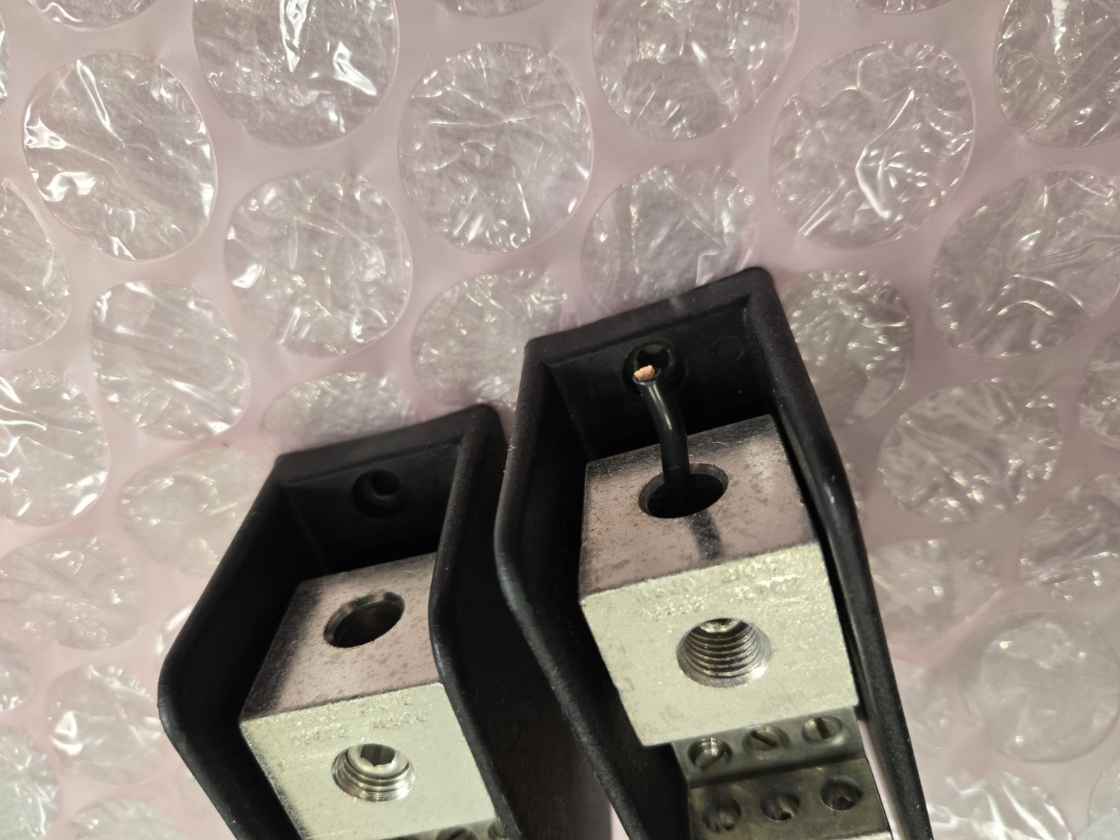 ILSCO PDB-26-2/0-1 POWER DISTRIBUTION BLOCK 350A 600V 1 POLE + One For Part