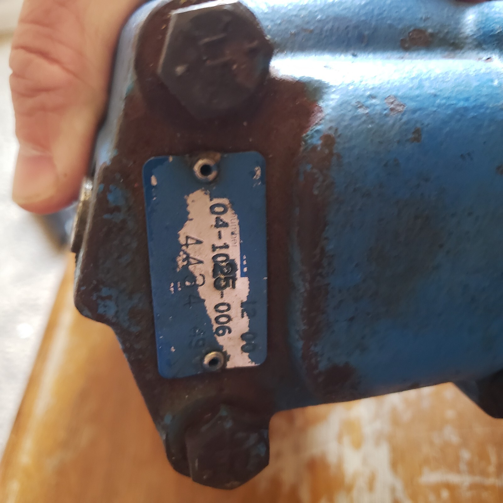 OEM Eaton Char-Lynn Hydraulic Motor w/ gear # 104-1025-006 Series 2000