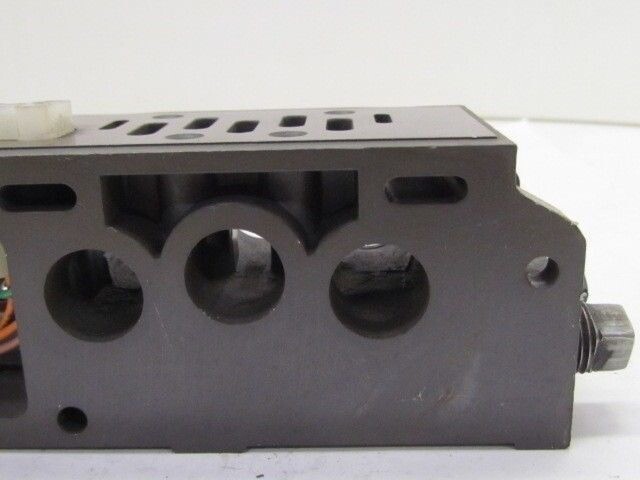 Numatics ISO 5599/II Manifold Base Block Plug-In 1/4″ NPT Ports NON “Z” Board