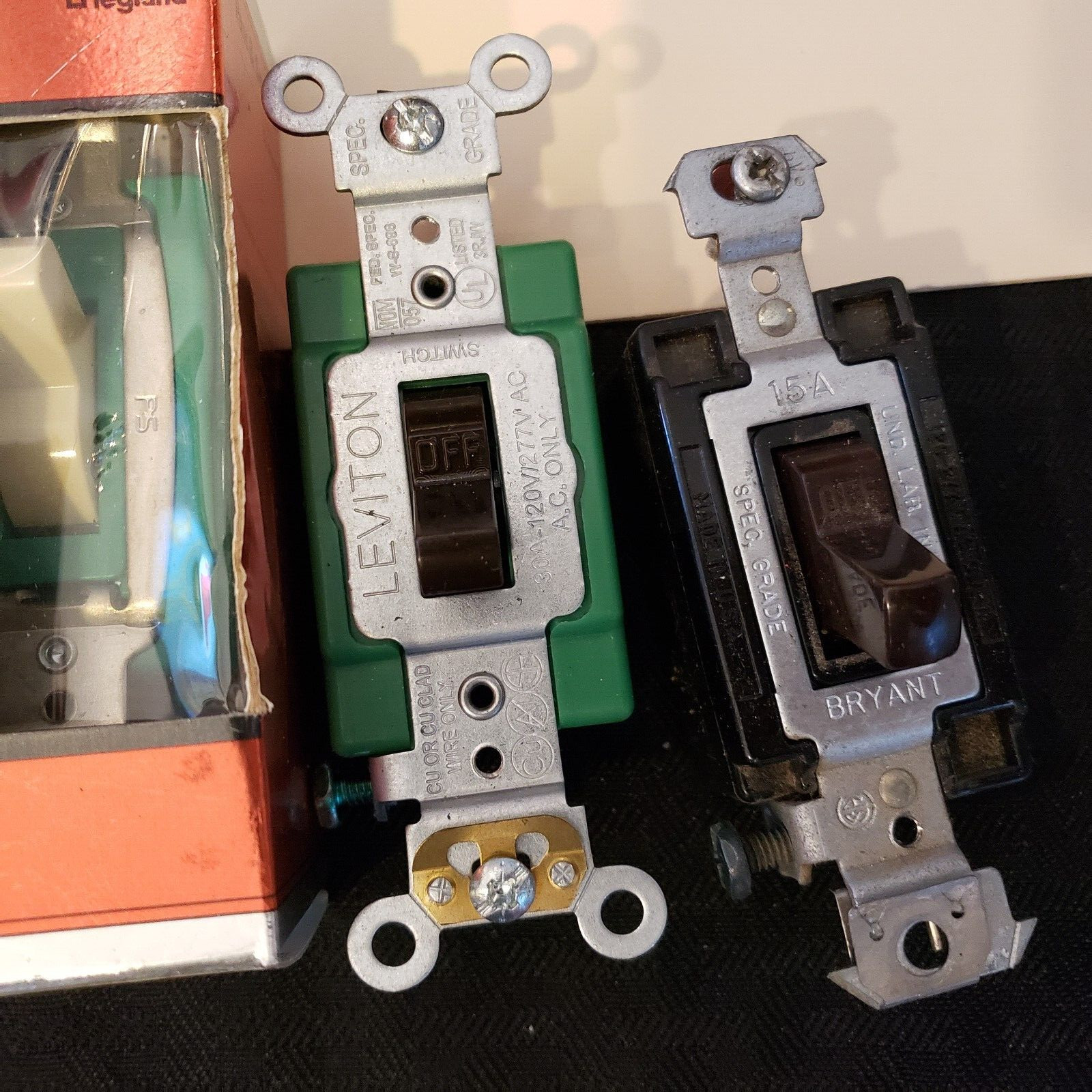 NEW Lot of 5 Pass Seymour Toggle Light Switch 20A 30 1-Pole Orange CSB20AC1 ICC8