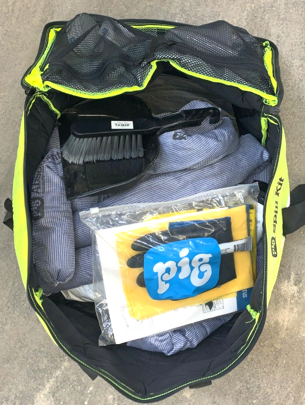 PIG SPILL KIT IN STOWAWAY BAG 622 6.5 GALLON CAP. UNIVERSAL/ OIL/ WATER/ SOLVENT
