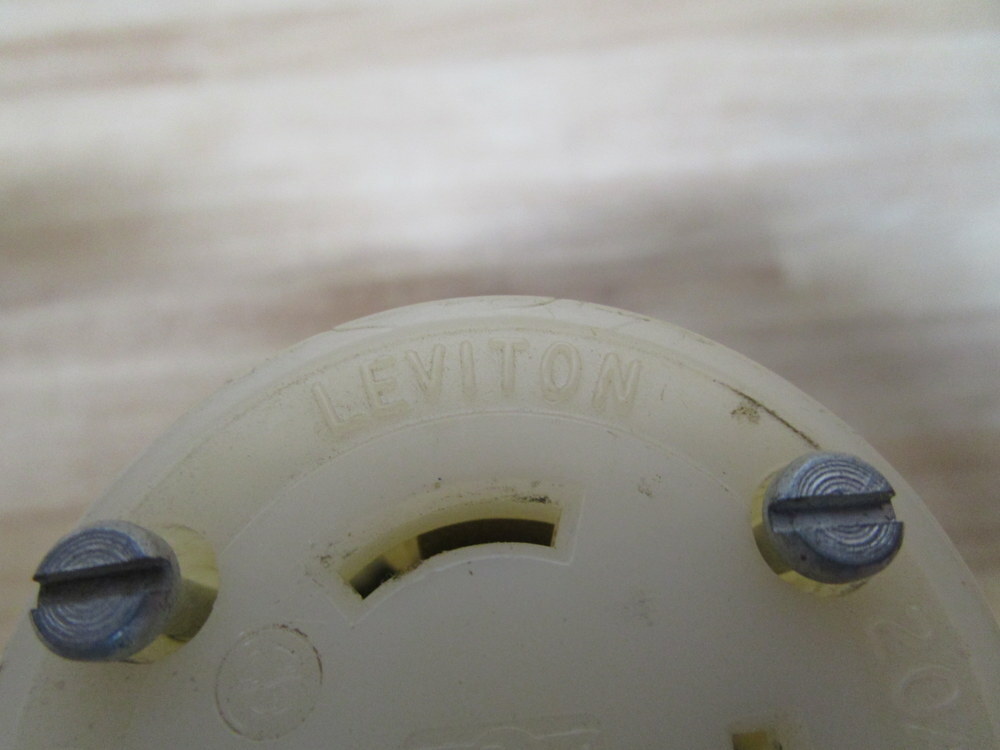 Leviton 2313 Locking Connector L5-20R