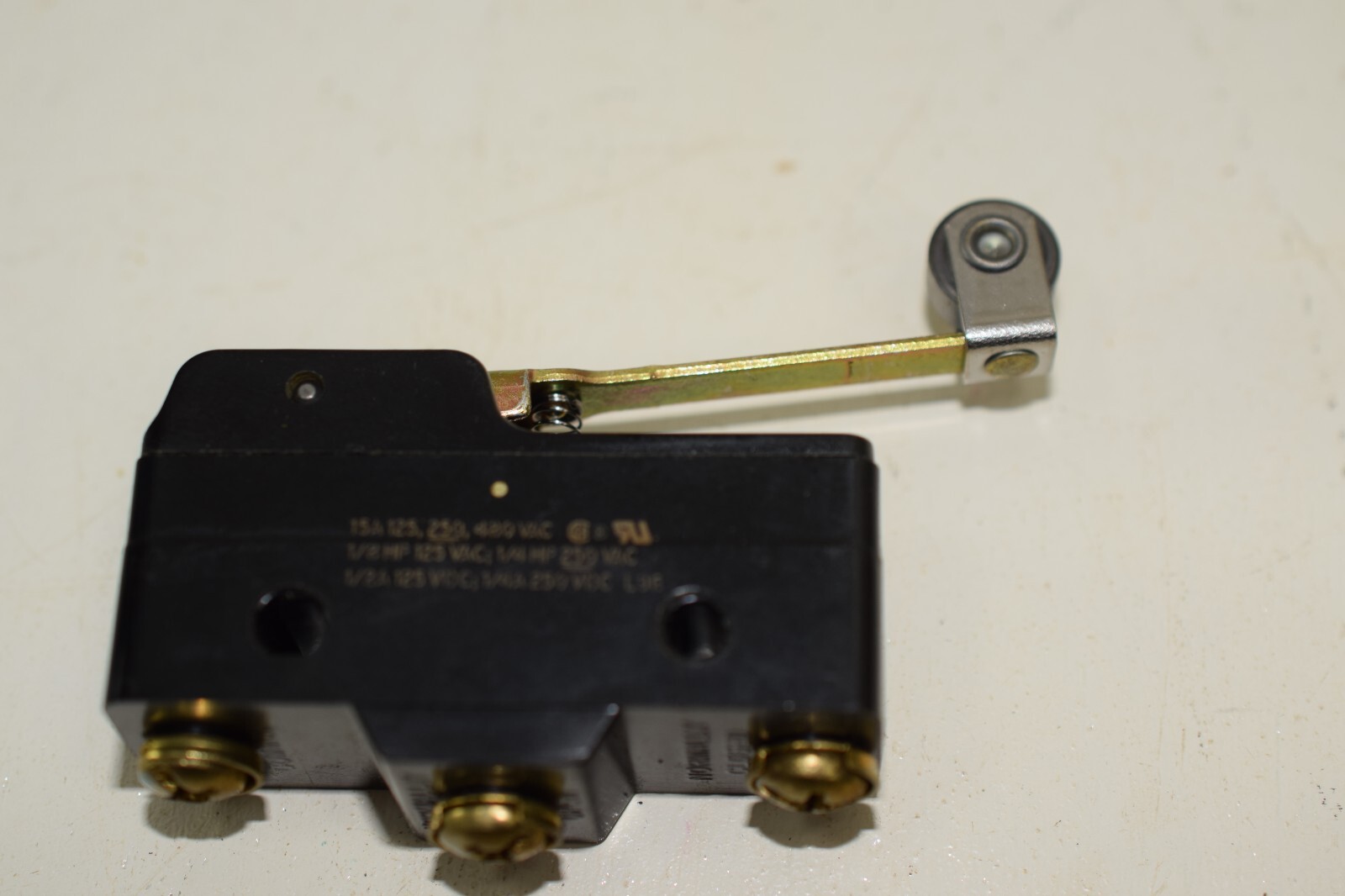 Micro Switch Selecta BZ-2RW822-A2-BG, Roller Lever, Bottom Facing