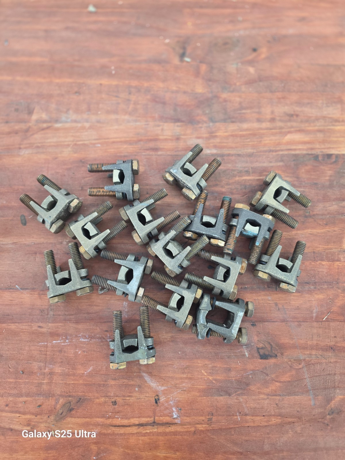 LOT OF 17 BURNDY KVS28 1/0-4/0 CU 2BLT CONN.