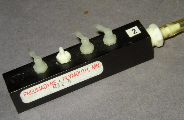 2 PNEUMADYNE M32 4 inline air gas Manifold 6w6