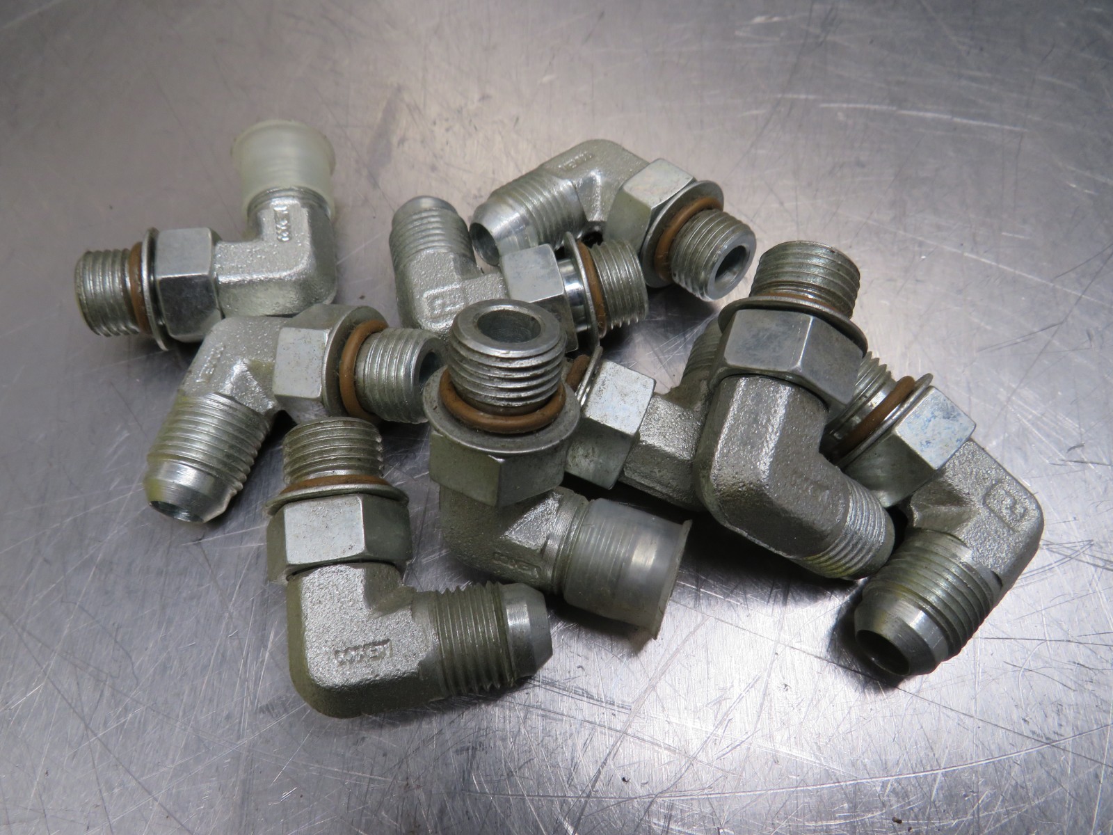 Valco Melton 799XX618 Elbow, Tube Reducing 9/16″ x 3/8″ Swivel 90 Deg Lot of 9!