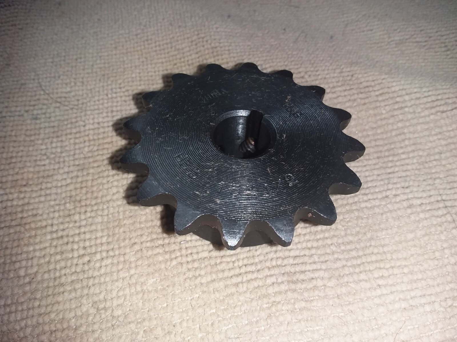 H35B16-1/2″ 1/2 Inch Shaft Keyed Round Bore Sprocket #35 Roller Chain 16 Tooth